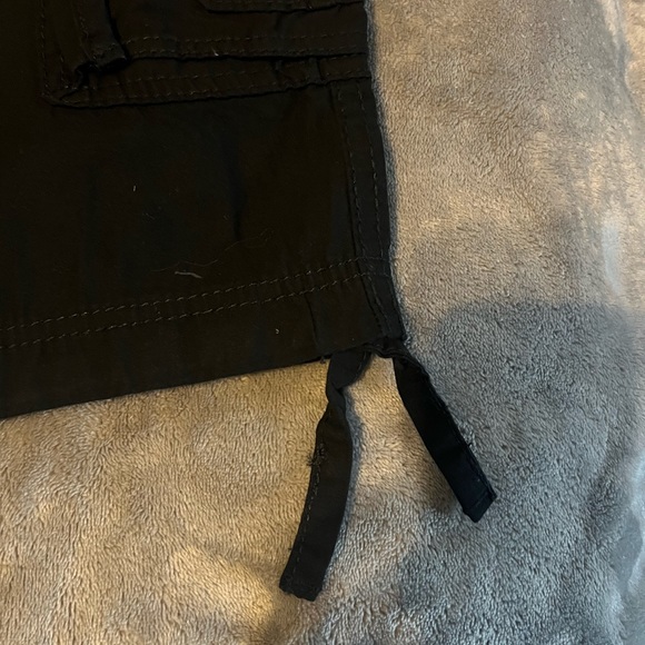 Messenger Cargo Short hits below the knee. UNIONBAY  size 32. Black - Picture 5 of 11
